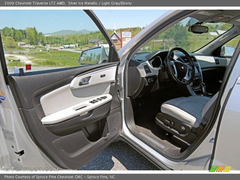 Silver Ice Metallic / Light Gray/Ebony 2009 Chevrolet Traverse LTZ AWD