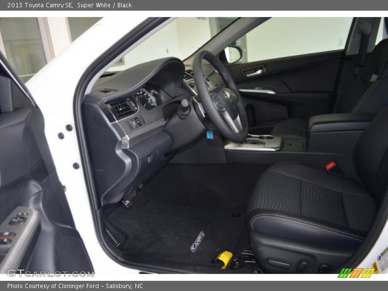 Super White / Black 2013 Toyota Camry SE