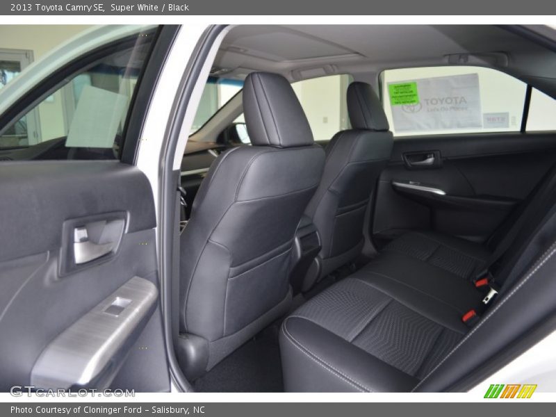 Super White / Black 2013 Toyota Camry SE