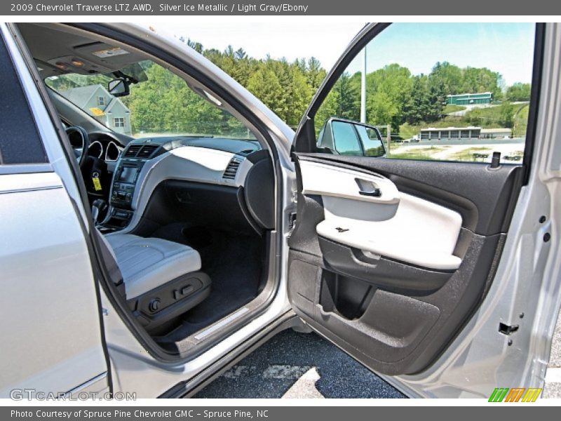 Silver Ice Metallic / Light Gray/Ebony 2009 Chevrolet Traverse LTZ AWD