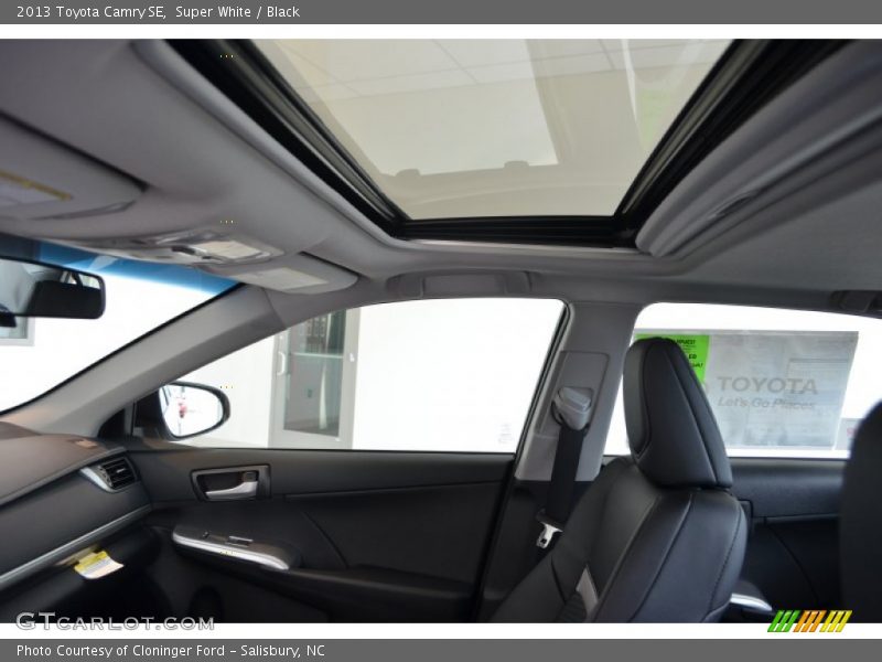 Super White / Black 2013 Toyota Camry SE