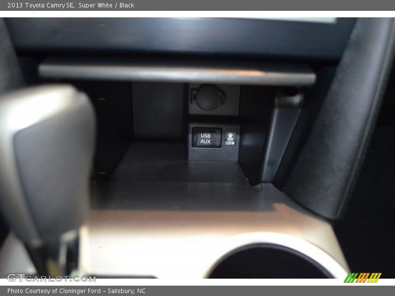 Super White / Black 2013 Toyota Camry SE
