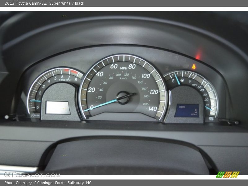 Super White / Black 2013 Toyota Camry SE