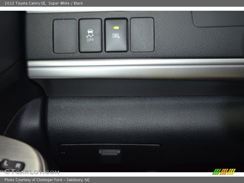 Super White / Black 2013 Toyota Camry SE