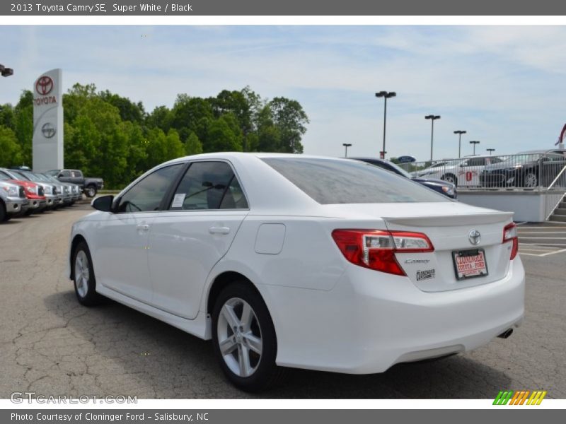 Super White / Black 2013 Toyota Camry SE