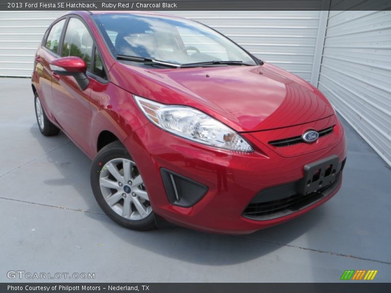 Front 3/4 View of 2013 Fiesta SE Hatchback