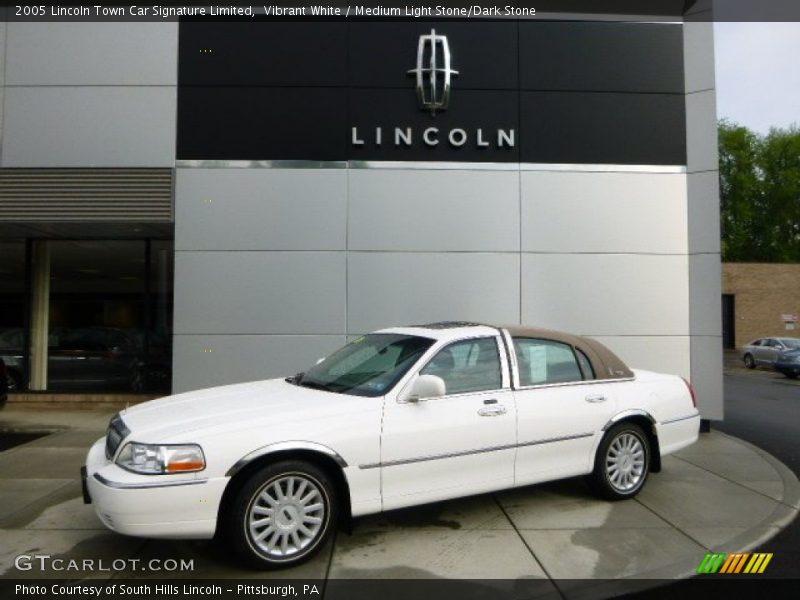 Vibrant White / Medium Light Stone/Dark Stone 2005 Lincoln Town Car Signature Limited