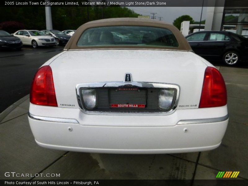 Vibrant White / Medium Light Stone/Dark Stone 2005 Lincoln Town Car Signature Limited