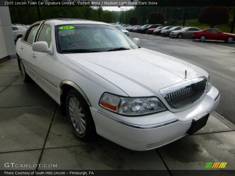 Vibrant White / Medium Light Stone/Dark Stone 2005 Lincoln Town Car Signature Limited