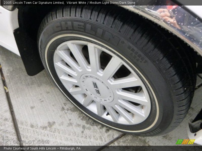 Vibrant White / Medium Light Stone/Dark Stone 2005 Lincoln Town Car Signature Limited