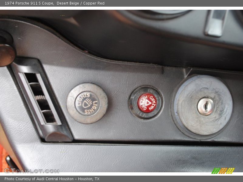 Controls of 1974 911 S Coupe