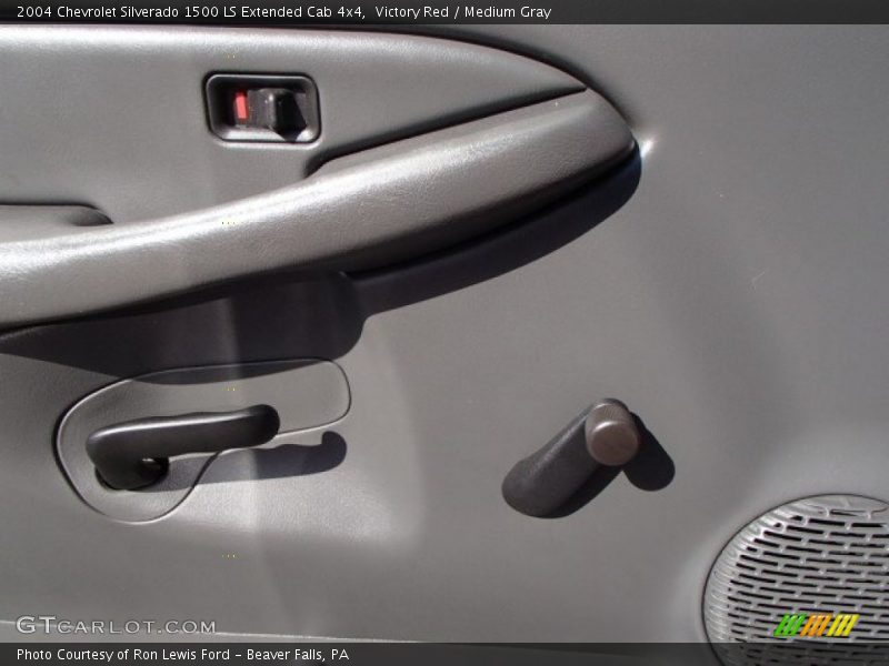 Victory Red / Medium Gray 2004 Chevrolet Silverado 1500 LS Extended Cab 4x4