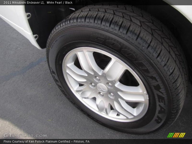 White Pearl / Black 2011 Mitsubishi Endeavor LS
