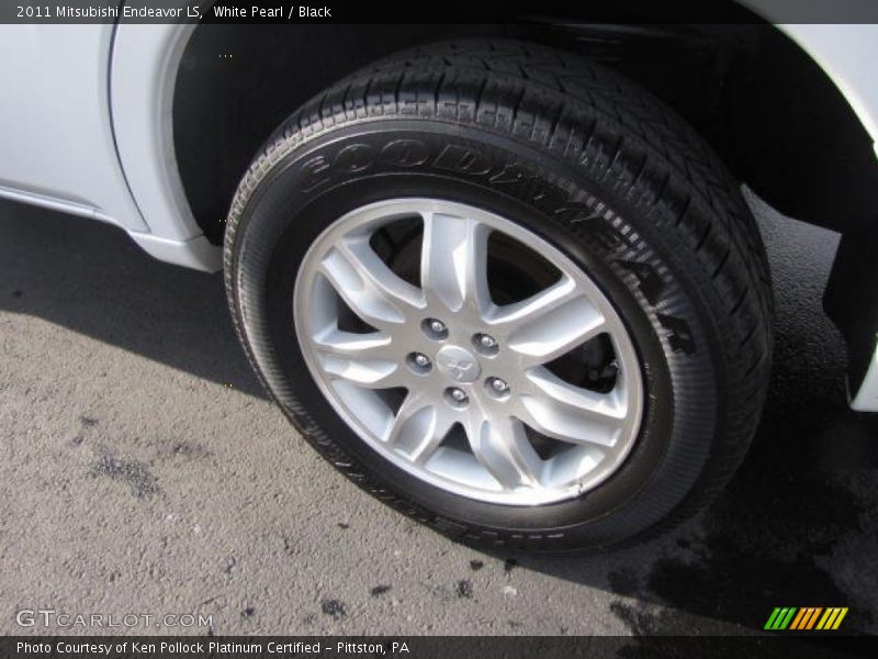 White Pearl / Black 2011 Mitsubishi Endeavor LS