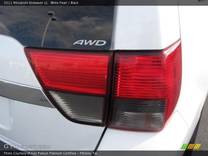 White Pearl / Black 2011 Mitsubishi Endeavor LS