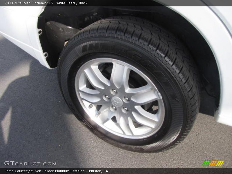 White Pearl / Black 2011 Mitsubishi Endeavor LS