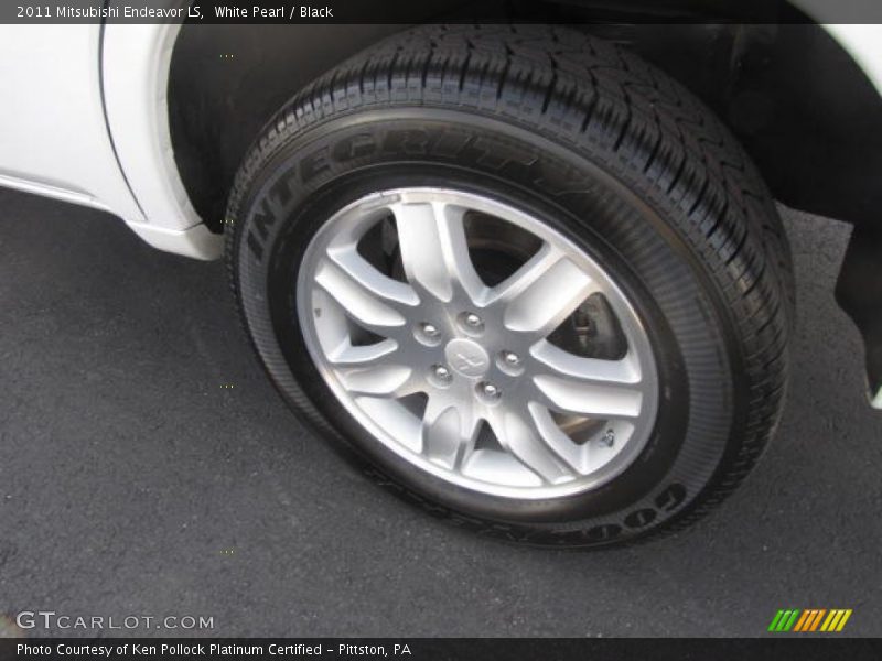 White Pearl / Black 2011 Mitsubishi Endeavor LS
