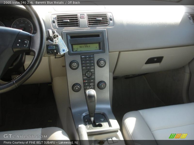 Barents Blue Metallic / Off Black 2005 Volvo S40 2.4i