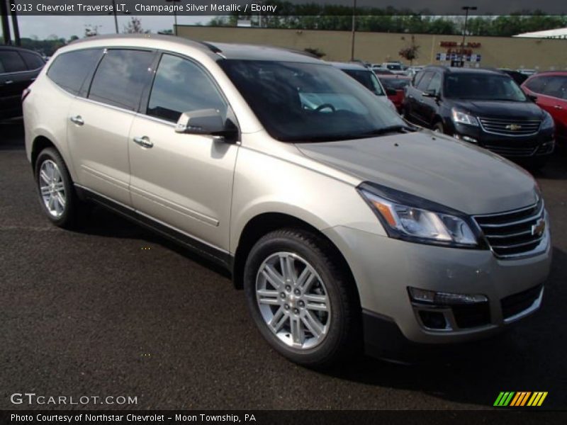 Front 3/4 View of 2013 Traverse LT