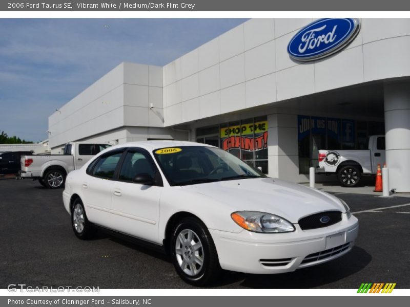Vibrant White / Medium/Dark Flint Grey 2006 Ford Taurus SE