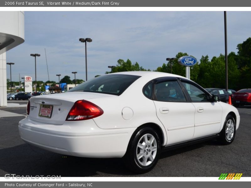 Vibrant White / Medium/Dark Flint Grey 2006 Ford Taurus SE