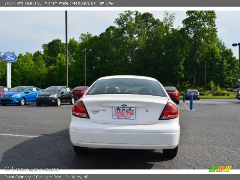 Vibrant White / Medium/Dark Flint Grey 2006 Ford Taurus SE