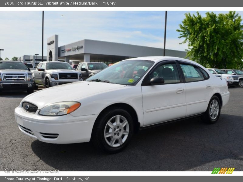 Vibrant White / Medium/Dark Flint Grey 2006 Ford Taurus SE