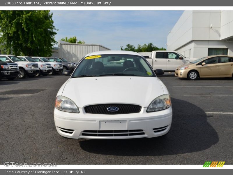 Vibrant White / Medium/Dark Flint Grey 2006 Ford Taurus SE