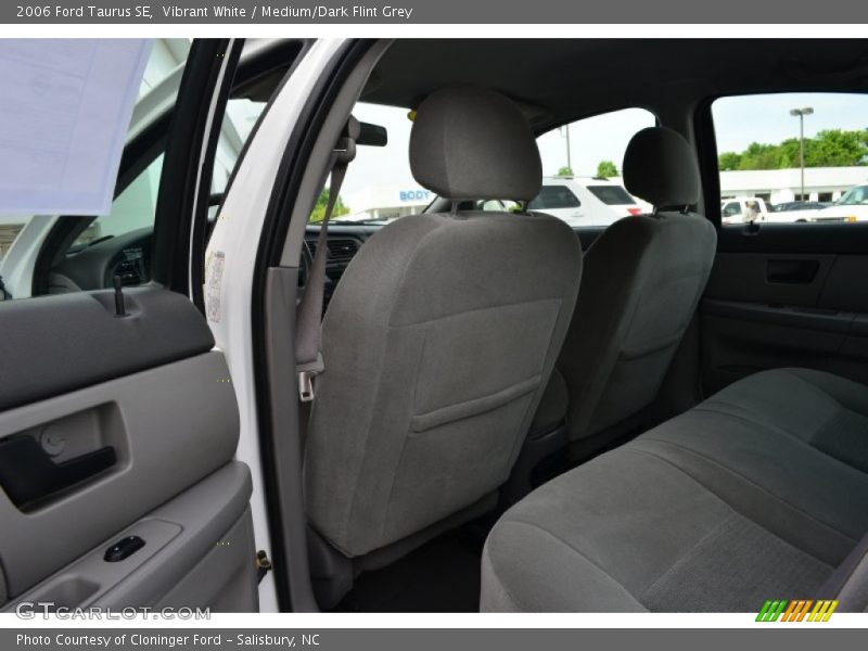 Vibrant White / Medium/Dark Flint Grey 2006 Ford Taurus SE