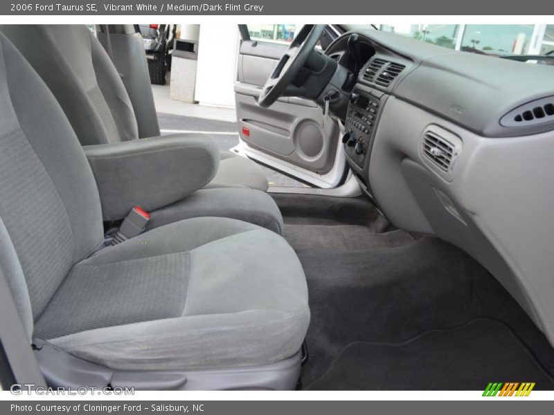 Vibrant White / Medium/Dark Flint Grey 2006 Ford Taurus SE