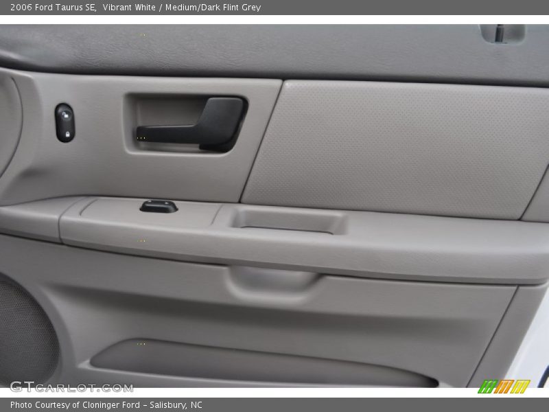 Vibrant White / Medium/Dark Flint Grey 2006 Ford Taurus SE