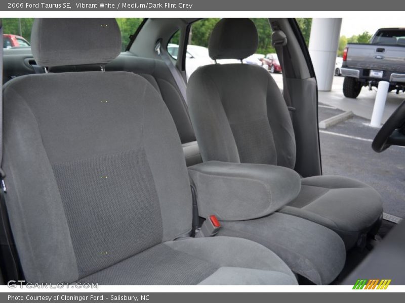 Vibrant White / Medium/Dark Flint Grey 2006 Ford Taurus SE