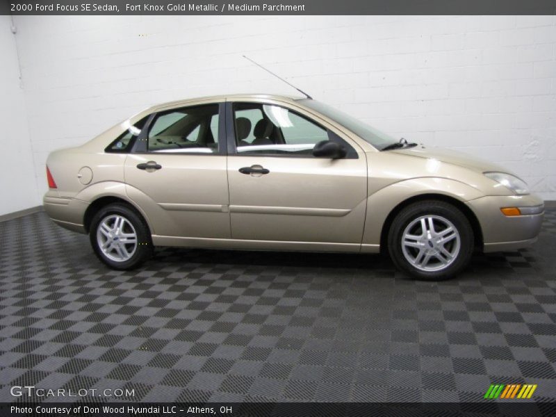 Fort Knox Gold Metallic / Medium Parchment 2000 Ford Focus SE Sedan