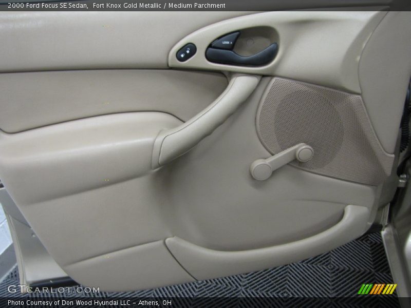 Fort Knox Gold Metallic / Medium Parchment 2000 Ford Focus SE Sedan