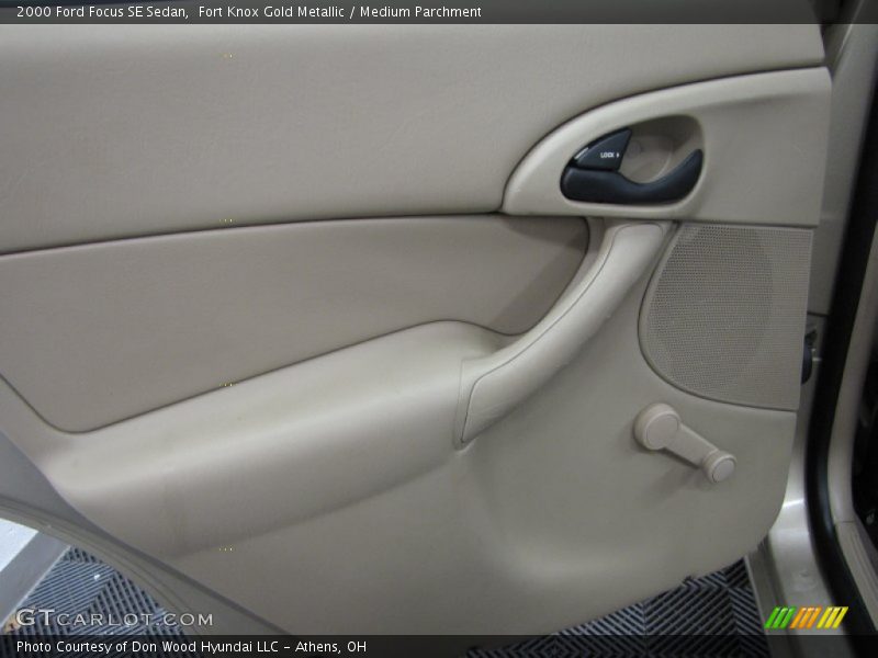 Fort Knox Gold Metallic / Medium Parchment 2000 Ford Focus SE Sedan