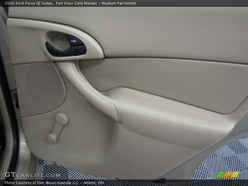 Fort Knox Gold Metallic / Medium Parchment 2000 Ford Focus SE Sedan