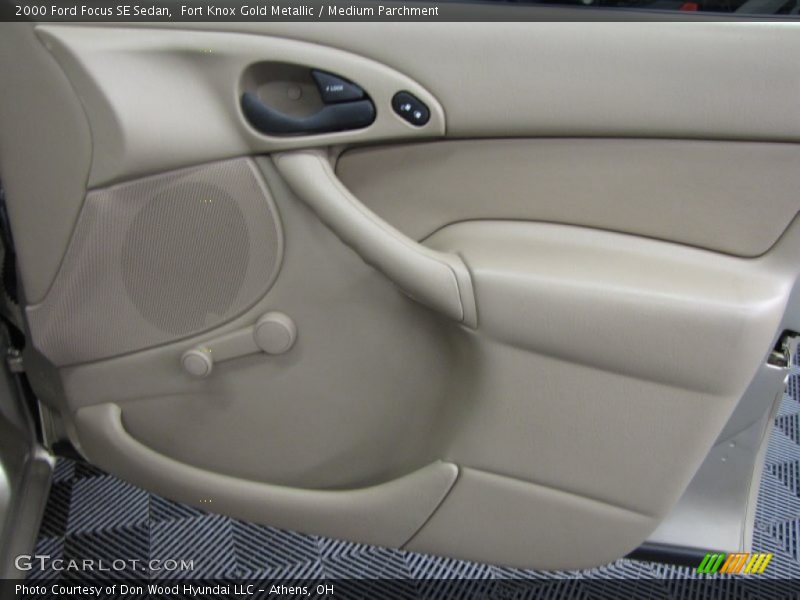 Fort Knox Gold Metallic / Medium Parchment 2000 Ford Focus SE Sedan