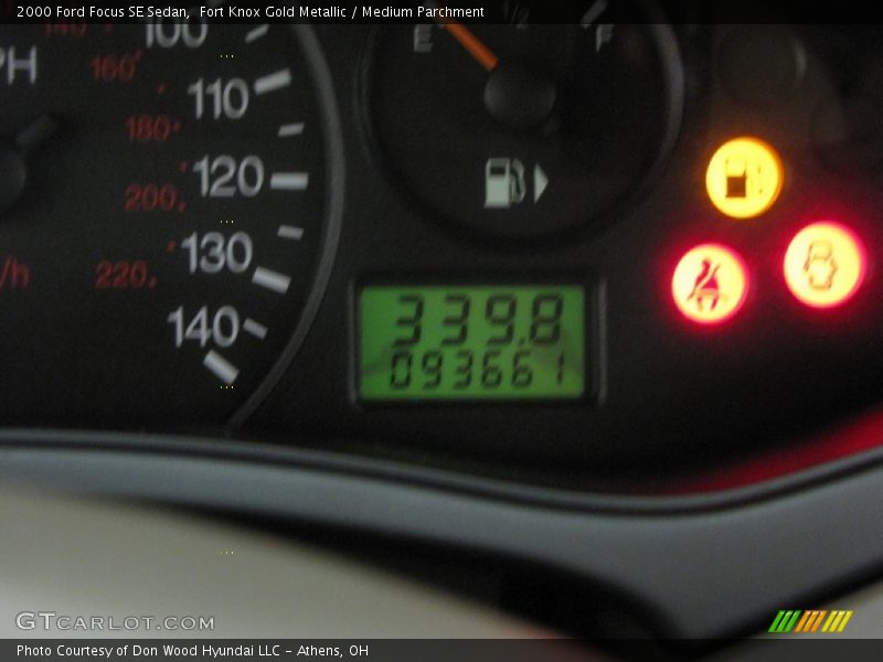 Fort Knox Gold Metallic / Medium Parchment 2000 Ford Focus SE Sedan