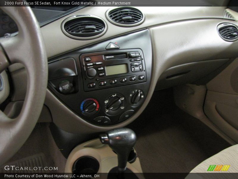Fort Knox Gold Metallic / Medium Parchment 2000 Ford Focus SE Sedan