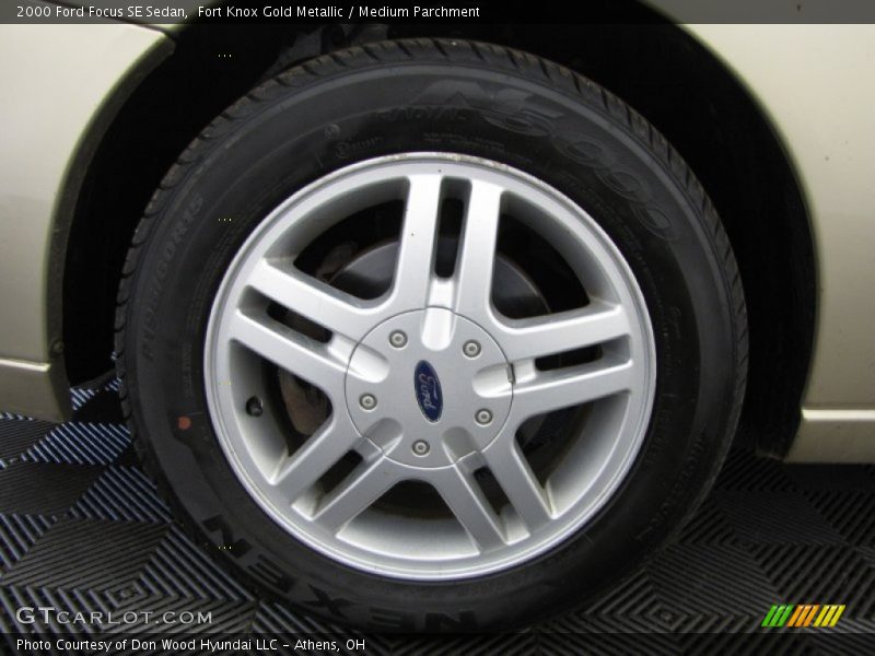 Fort Knox Gold Metallic / Medium Parchment 2000 Ford Focus SE Sedan