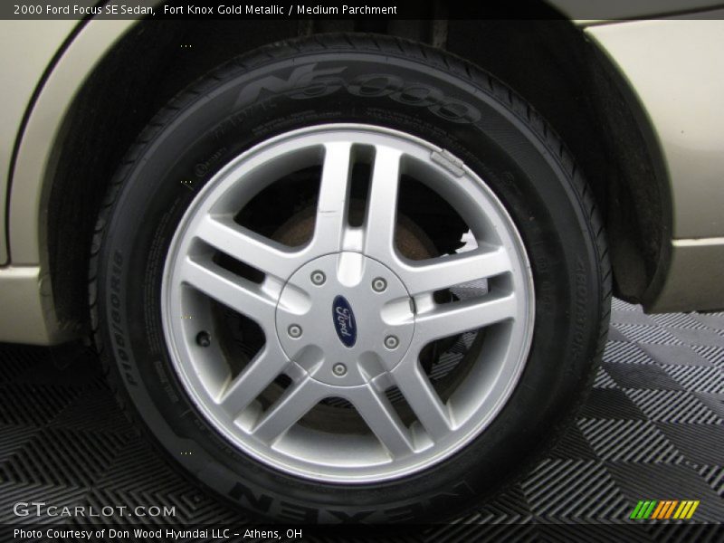 Fort Knox Gold Metallic / Medium Parchment 2000 Ford Focus SE Sedan