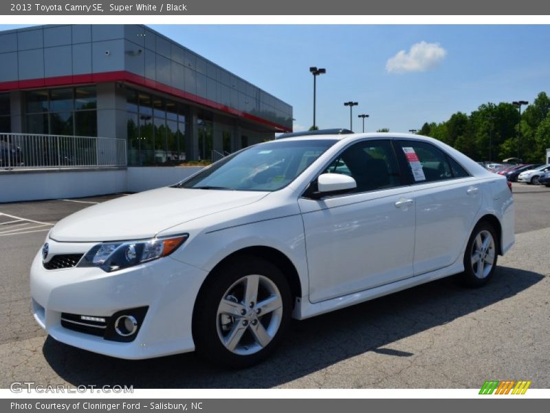 Super White / Black 2013 Toyota Camry SE