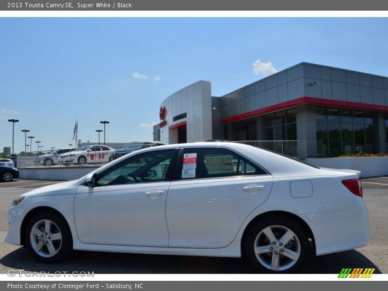 Super White / Black 2013 Toyota Camry SE