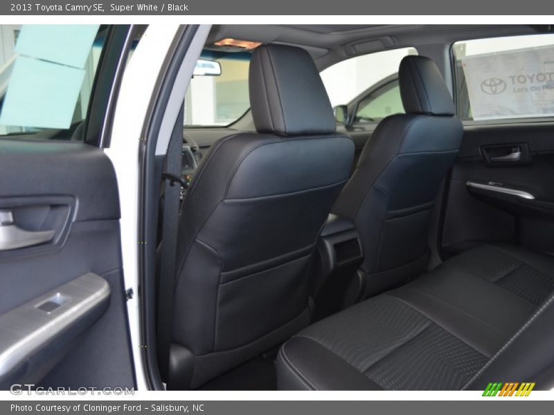 Super White / Black 2013 Toyota Camry SE