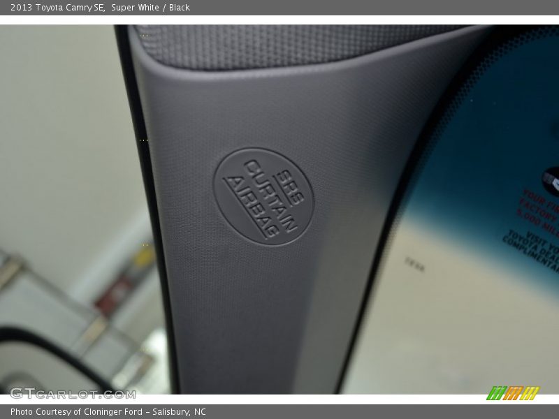 Super White / Black 2013 Toyota Camry SE