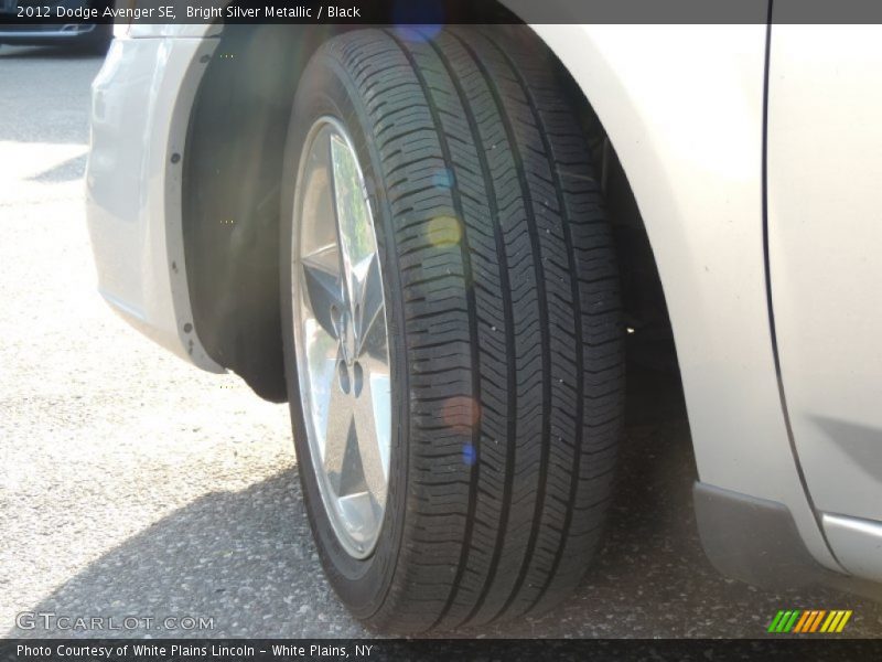 Bright Silver Metallic / Black 2012 Dodge Avenger SE