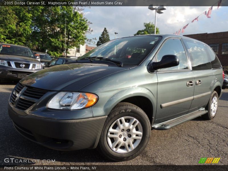 Front 3/4 View of 2005 Caravan SE