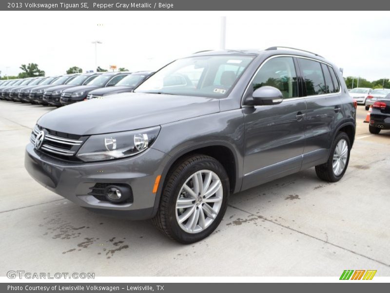 Pepper Gray Metallic / Beige 2013 Volkswagen Tiguan SE