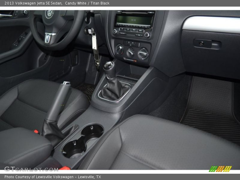 Candy White / Titan Black 2013 Volkswagen Jetta SE Sedan