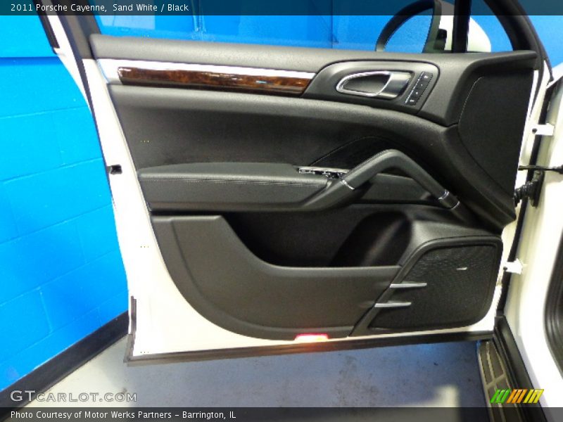 Sand White / Black 2011 Porsche Cayenne